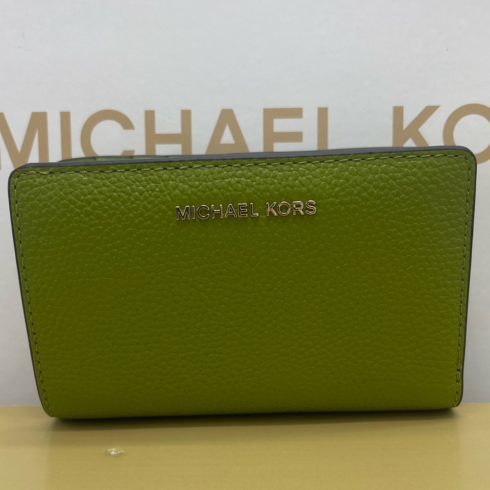 MICHAEL KORS Medium Pebbled Leather Bifold Wallet
MEADOW GREEN
NWT